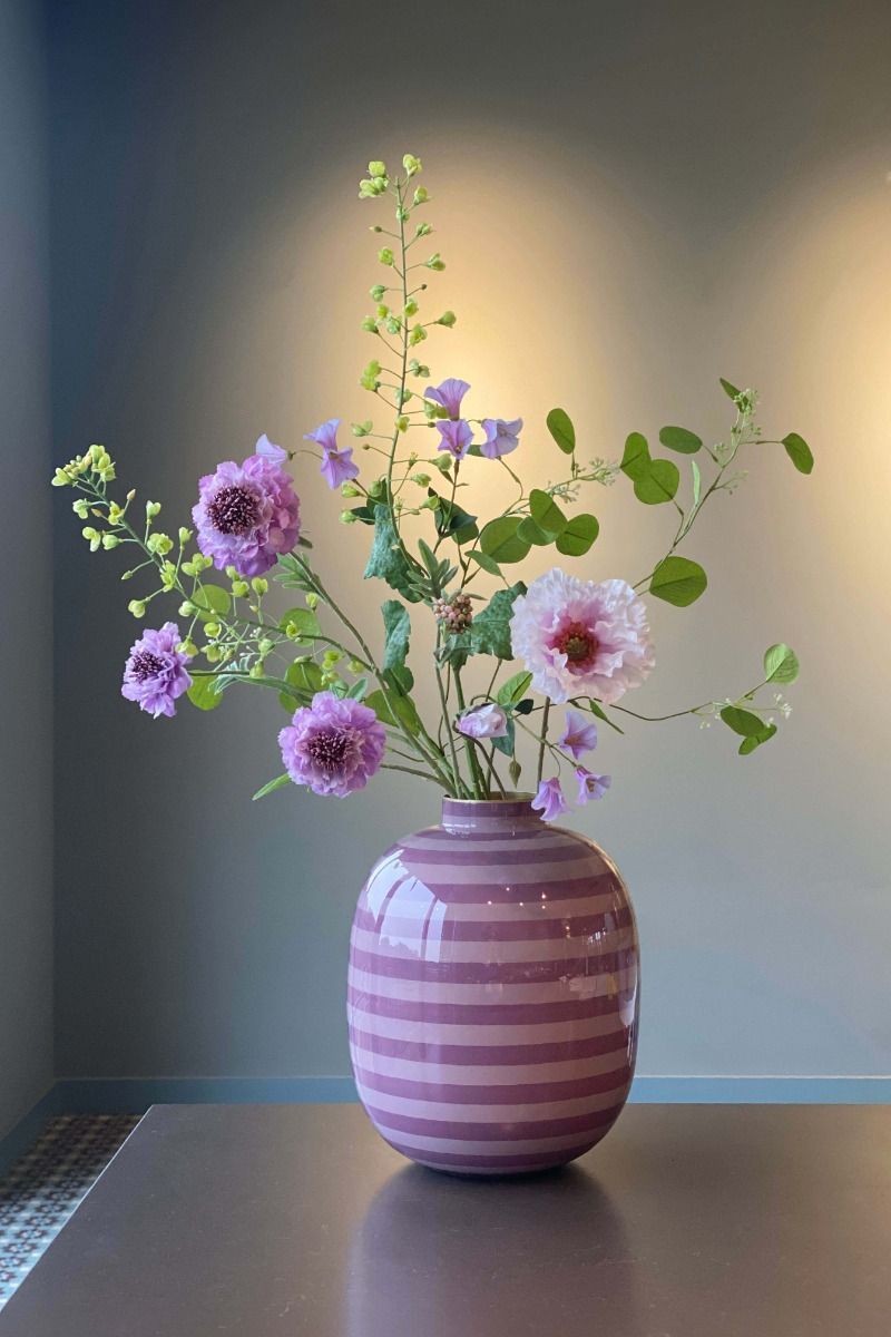 Vaso a righe in metallo